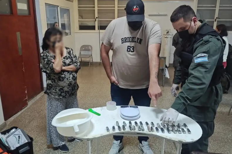 Incautaron 752 cápsulas de cocaína, entre las ingeridas y las ocultas en el equipaje