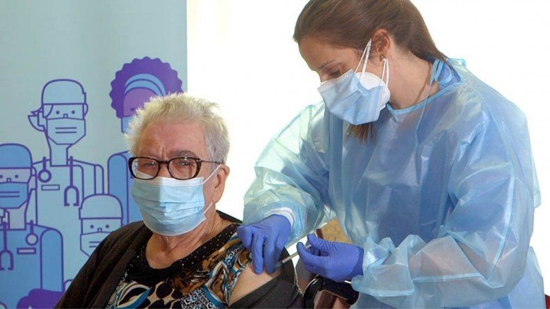 La Unión Europea presiona a laboratorios por la demora en las vacunas