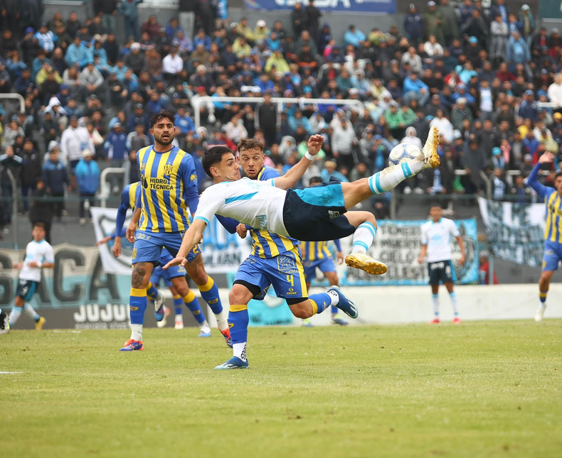 Gimnasia de Jujuy ante Atlanta.