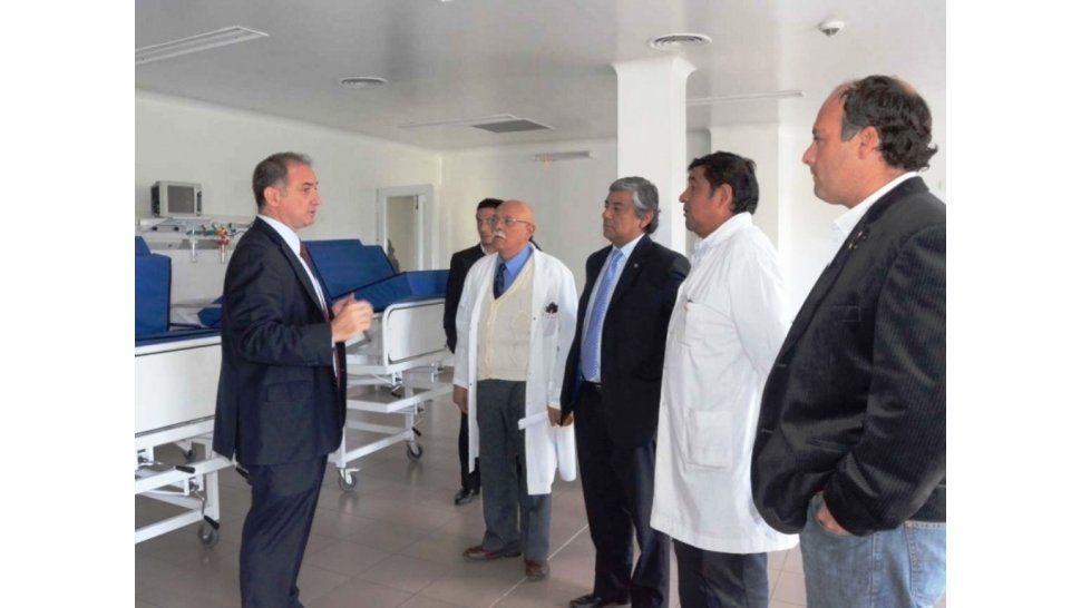 Autoridades con los médicos