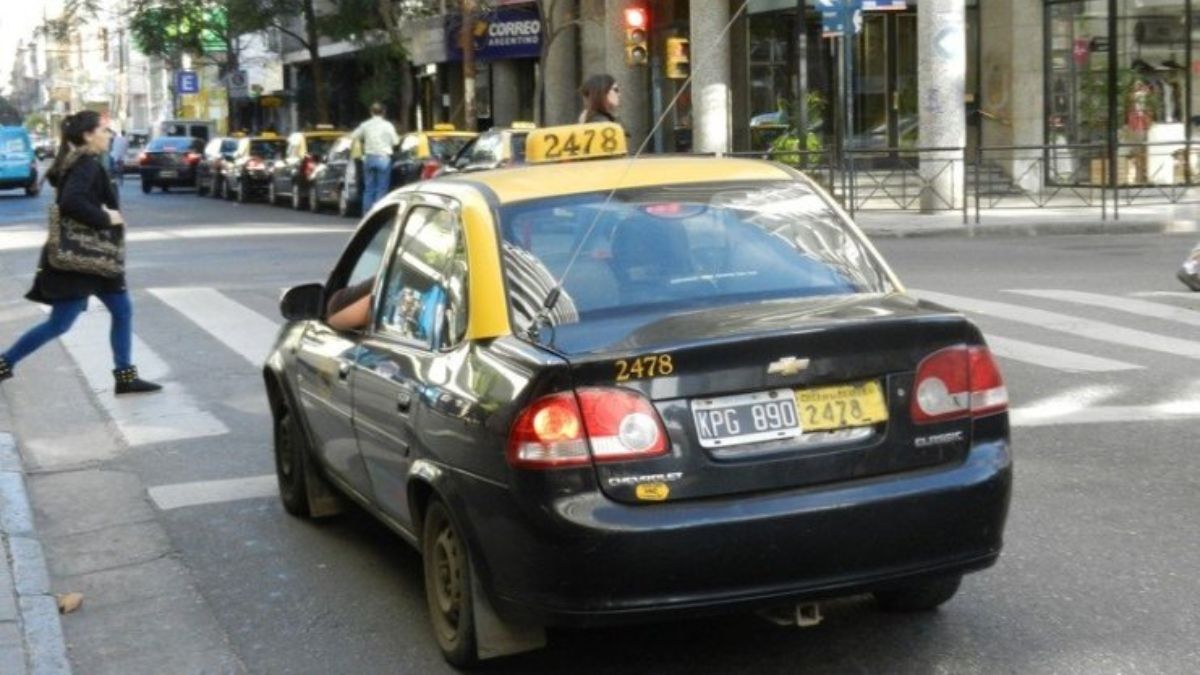 Brawer indicó que la iniciativa tiene como fin brindar apoyo económico a los taxistas en este momento de grave crisis del sector.