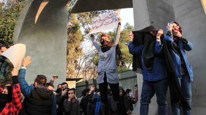 Irán: mujer se saca el velo blanco como símbolo de la oposición al gobierno del presidente Rohani