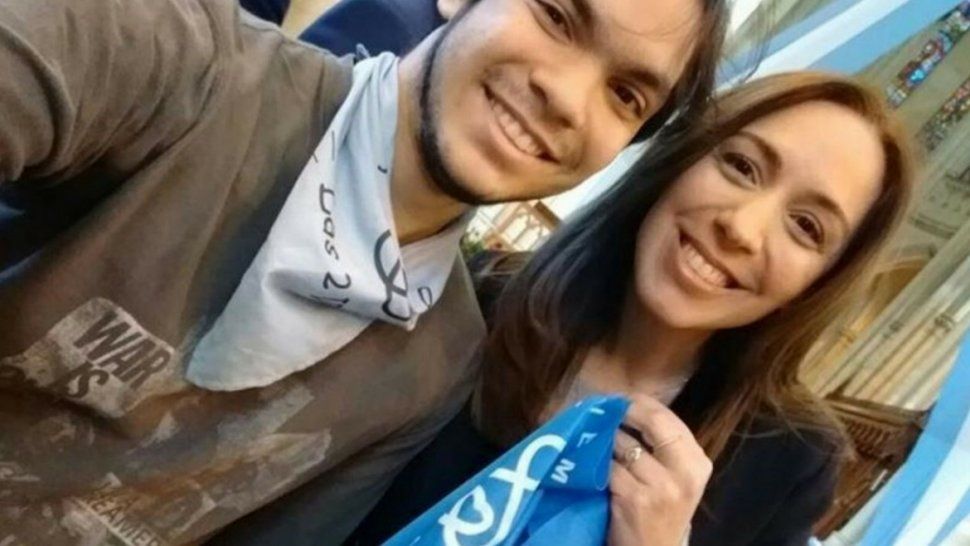 Vidal se mostró con el pañuelo celeste de la campaña por las dos vidas contra el aborto