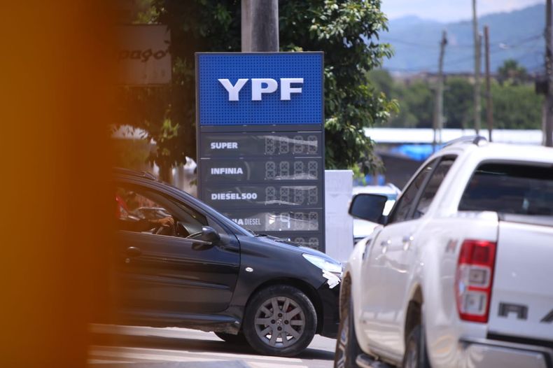 El Gobierno oficializó un nuevo incremento parcial de los impuestos que se traslada a los precios de combustibles (nafta y gasoil) a partir de febrero. El Gobierno oficializó un nuevo incremento parcial de los impuestos que se traslada a los precios de combustibles (nafta y gasoil) a partir de febrero.