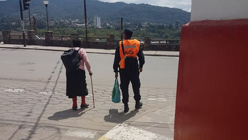 Un policía ayuda a cruzar una abuela en la Fascio y es viral
