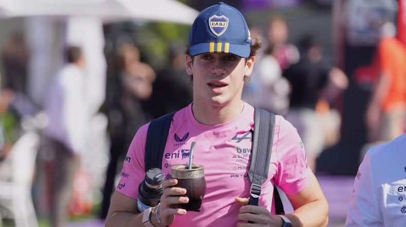 Franco Colapinto llegó a China para la segunda carrera de la Fórmula 1 y volvió a mostrar su pasión por Boca