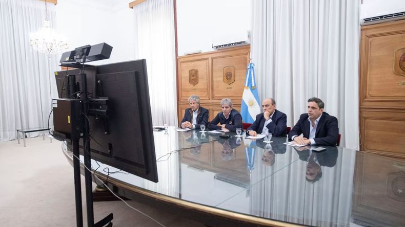 El Gobierno les pidió a los gobernadores que adhieran al plan para el uso de dólares “del colchón”