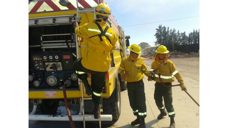 Bomberos contra el incendio