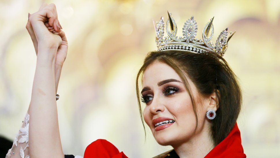 Miss Irak es amenazada de muerte por hacerse una selfie con Miss Israel