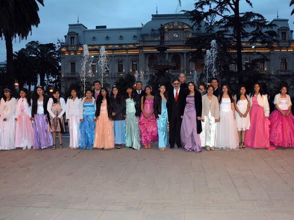 Jorge junto a las quinceañeras