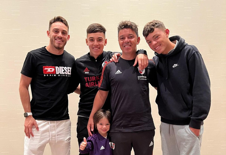 Marcelo Gallardo y sus hijos.