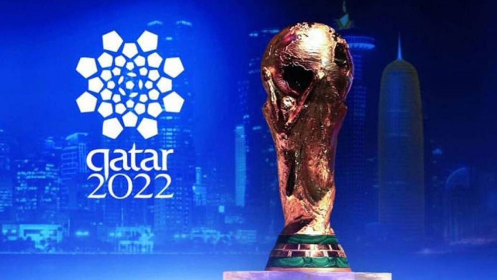 Mundial. La Copa del Mundo de la FIFA delante de un cartel publicitario de Qatar 2022. La organización del Mundial ofrece alojamiento barato.
