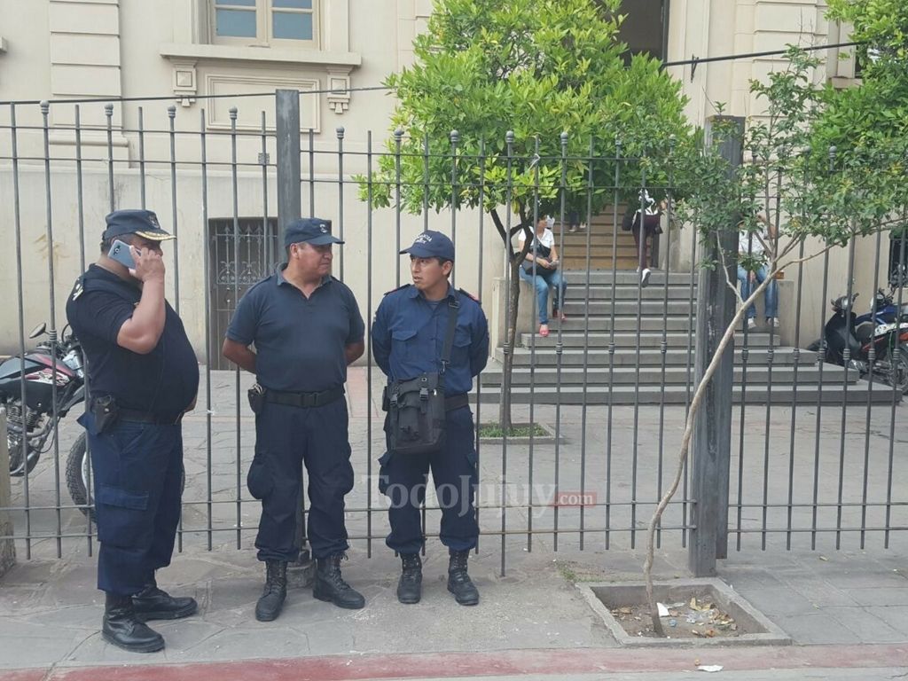 Asamblea con presencia policial