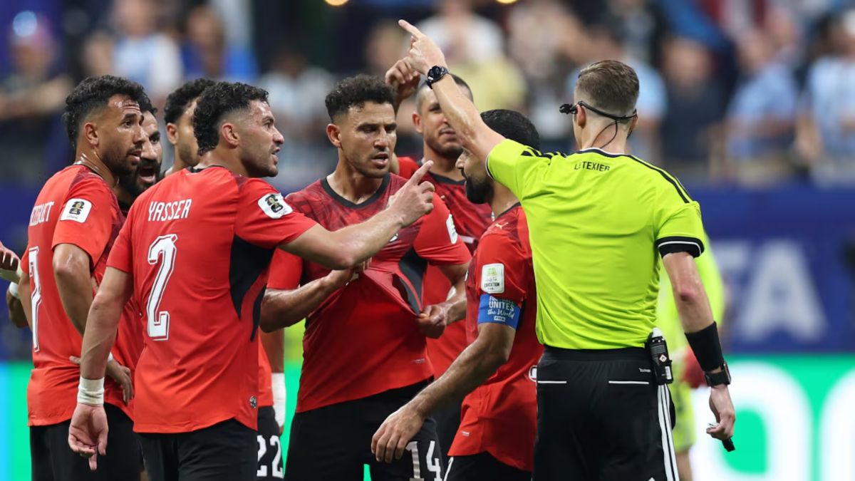 Contundente respaldo de la FIFA tras las críticas a los árbitros de Argentina-Egipto.