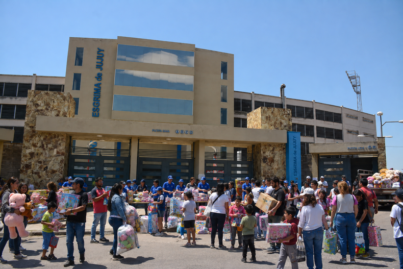 Gimnasia de Jujuy lanza una campaña solidaria para juntar juguetes (Imagen con IA)