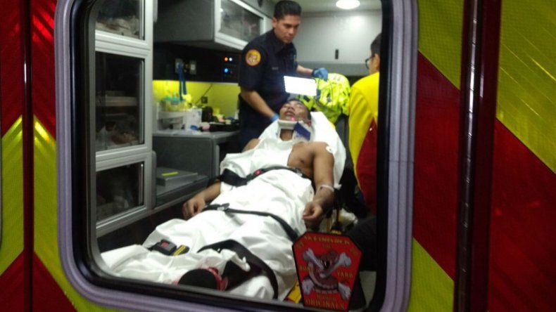 Impresionante: Tewa Kiram, el rival de Lucas Matthysse, se tuvo que ir en ambulancia