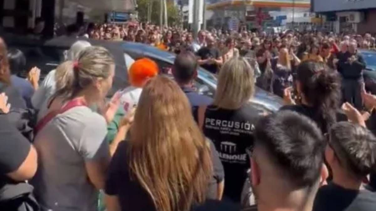 emotiva despedida a daniel buira, ex baterista de los piojos, con batucada y aplausos