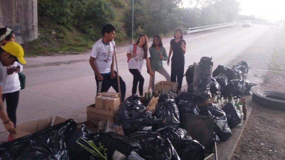 Los Payamigos limpiaron abajo de los puentes y le sacaron una sonrisa al ambiente