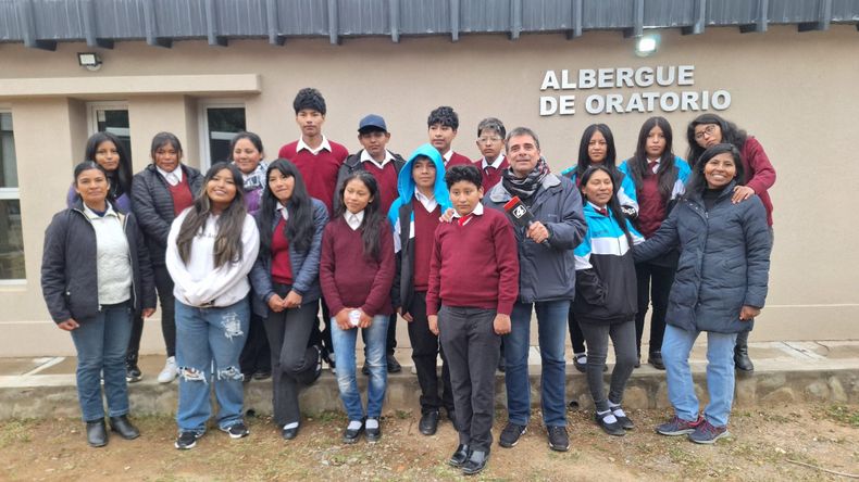 Los alumnos del secundario 55 de Oratorio. Mariana, Marisol, Teresa y Agustín son los chicos de la promoción 25