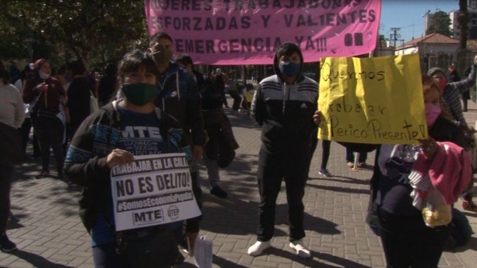 otra marcha de vendedores ambulantes confluyo a casa de gobierno