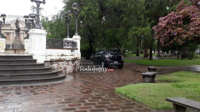 estacionó en la plaza belgrano