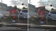 Un repartidor fue filmado mientras llevaba a un nene en la caja del delivery.&nbsp;