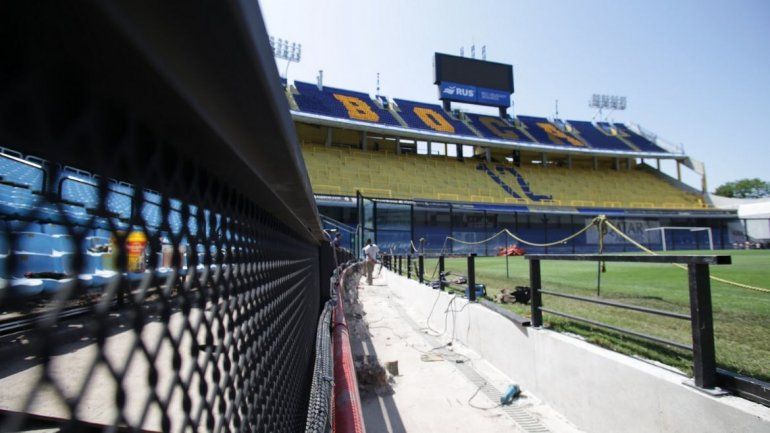 Sin barreras. As&iacute; qued&oacute; la Bombonera despu&eacute;s de que retiraran las placas de acr&iacute;lico que separaban las tribunas del campo.&nbsp;