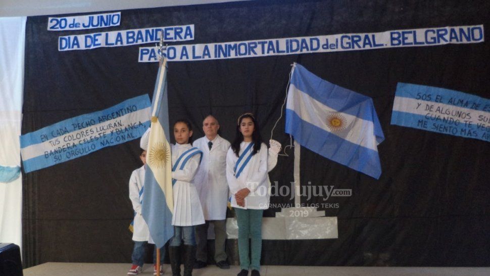 ¿Se  debe aplaudir cuando se retira la bandera de un acto escolar?