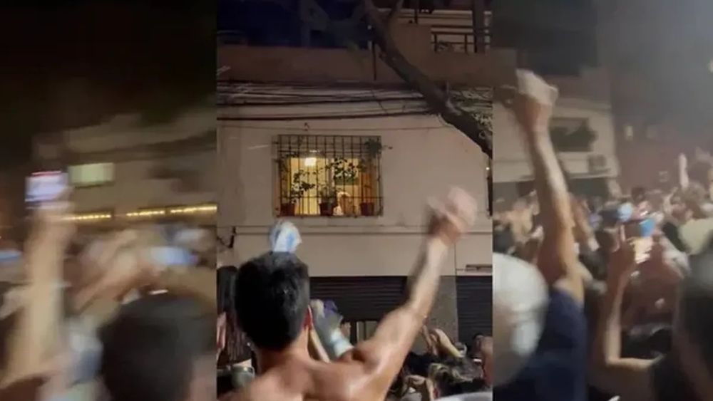 En Rosario fueron a la puerta de la casa de la abuela de Messi para festejar y hacer el canto de abuela lalala la la.