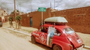 Dos amigos recorren el país en un Fiat 600.