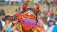 Desmadre. Una mujer disfrazada de diablo del carnaval.