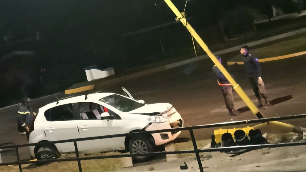 San Pedro: auto chocó estructura de alumbrado y semáforo