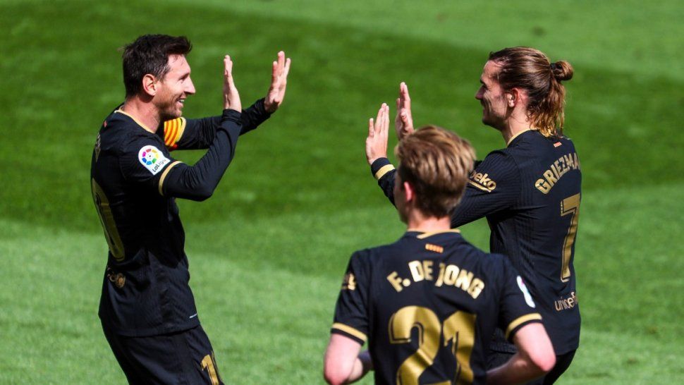 Trigueros: luego de una patada a Messi, la siguió en redes