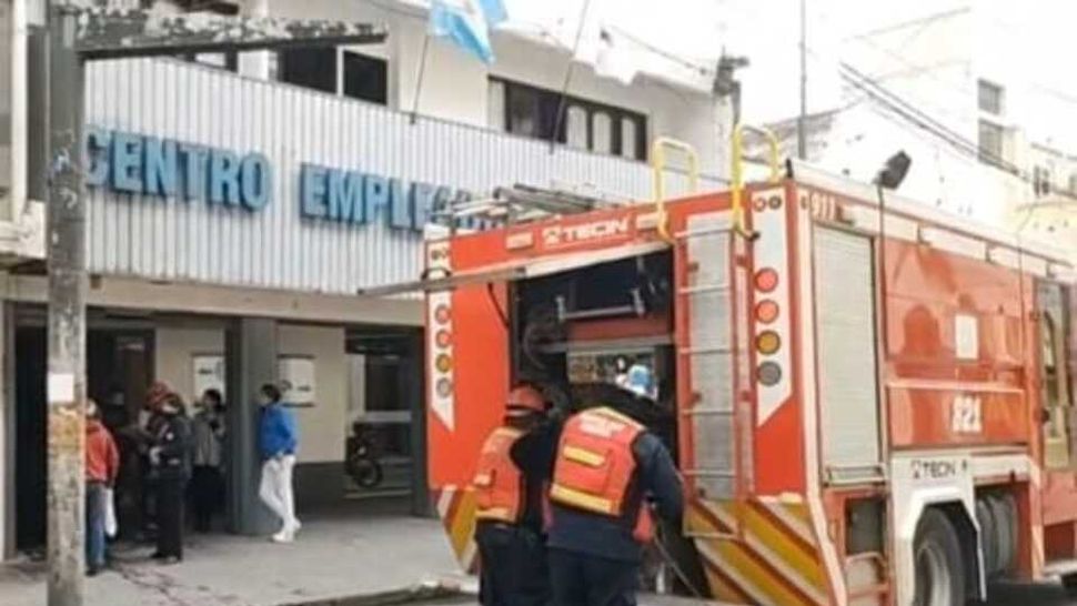 Un piso del Centro de Empleados de Comercio se incendió