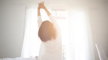 La melatonina es una hormona producida por el cuerpo, que regula los ciclos de sueño y vigilia.