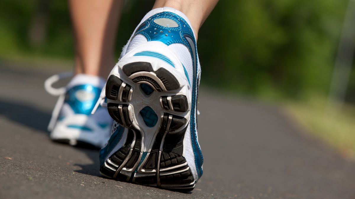 los beneficios para la salud de caminar para atras