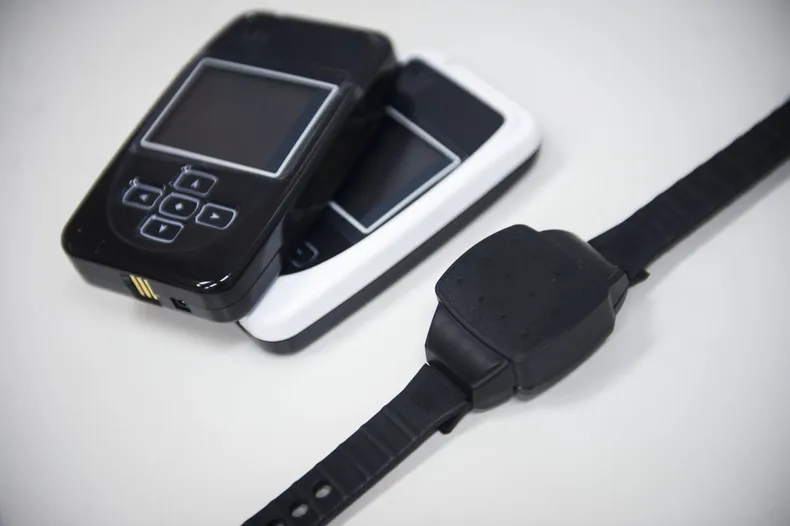 Violencia de género y pulseras electrónicas ¿Qué es una pulsera dual? Son dos equipos de monitoreo GPS. El transmisor lo tiene la víctima, mientras que al agresor se le coloca la unidad de rastreo que consiste en un dispositivo similar a un teléfono celular más una pulsera o tobillera que informa su ubicación en tiempo real durante las 24 horas, los siete días de la semana.