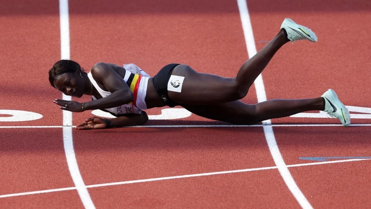 Anne Zagré se tropezó y cruzó la línea de meta rodando por la pista.