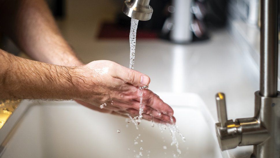 Covid-19: el virus sobreviviría en la piel cinco veces más que la gripe