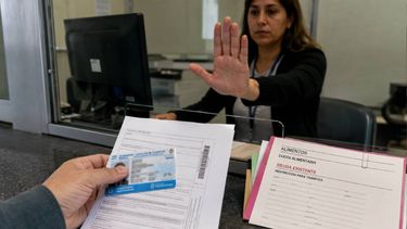 Deudores alimentarios no podrán renovar la licencia de conducir en Jujuy (Foto generada con IA)