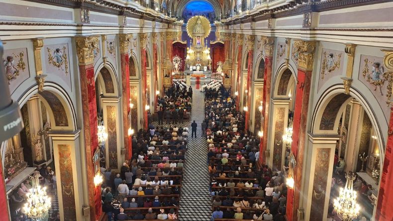 Multitudinaria peregrinación por el Señor y la Virgen del Milagro en Salta