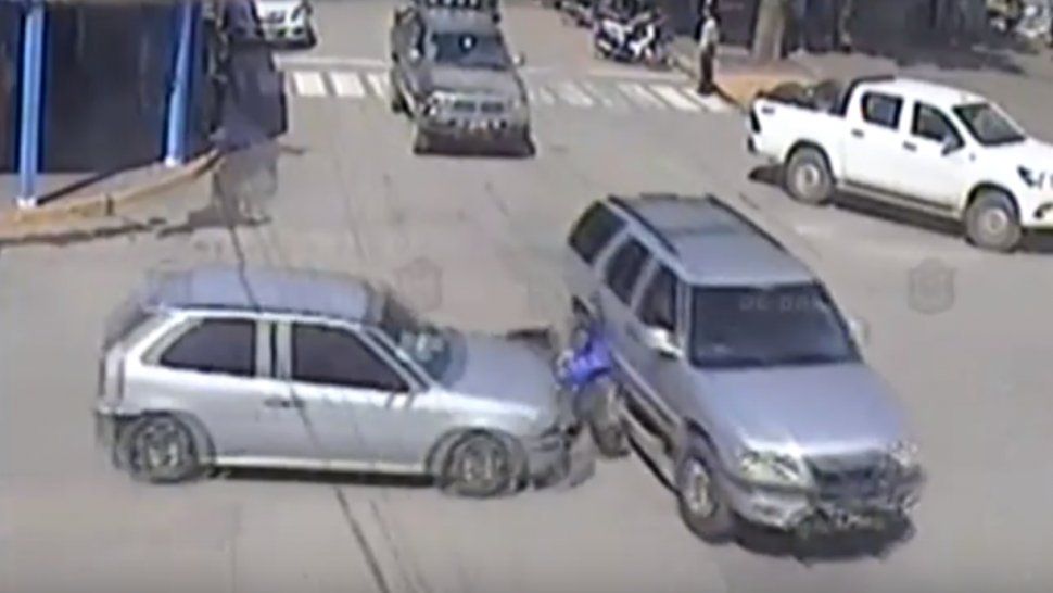 Motociclista salvó su vida de milagro al quedar en el medio de un choque