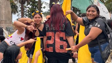Banderazo de la promo 2026: color, bombos y festejo en Plaza Belgrano