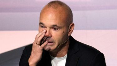 Iniesta lloró al anunciar su retiro del fútbol.
