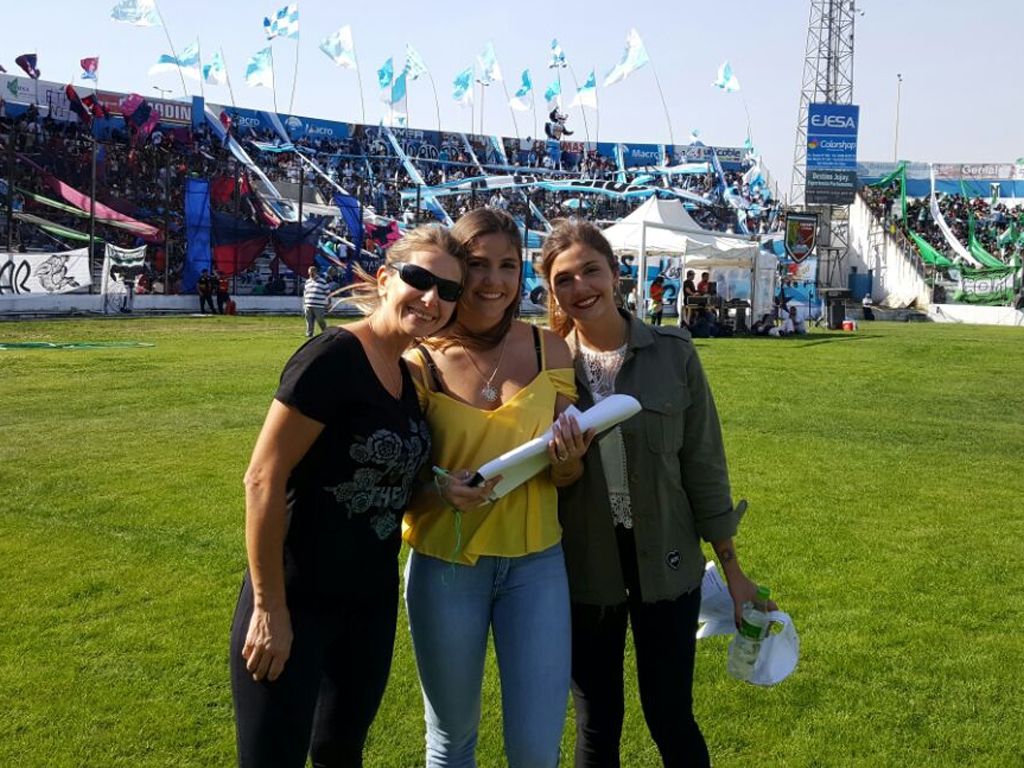 Cielo Pacheco junto a su mamá y su herma