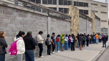 FNE: largas filas para las entradas de la Elección Nacional