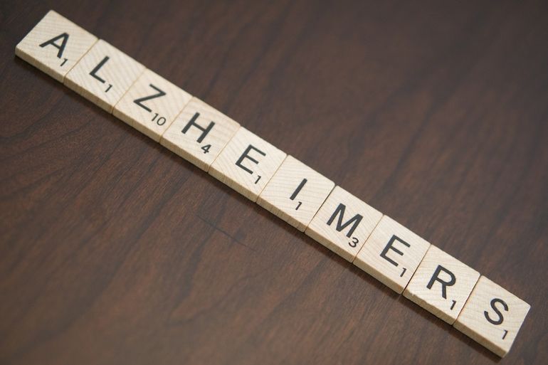 Deterioro. La palabra Alzheimer formada con una sopa de letras. Los enfermos pierden capacidades cognitivas muy simples, como la de formar palabras.