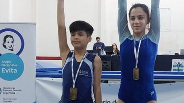 Maia Nallar y Elian Alurralde lograron el 1° puesto en la categoría infantil de gimnasia de trampolín en los Juegos Evita.