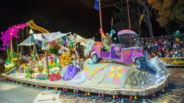 Sigue la FNE 2024 con el desfile de carrozas del Grupo A y B
