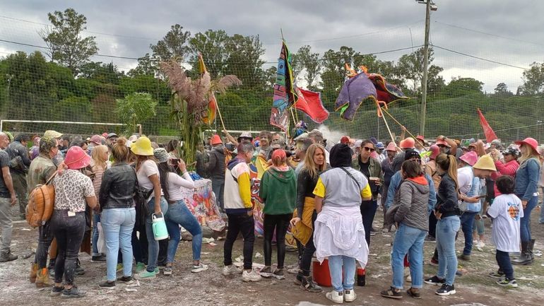 Comparsa No Somos Nada se prepara para el desentierro.